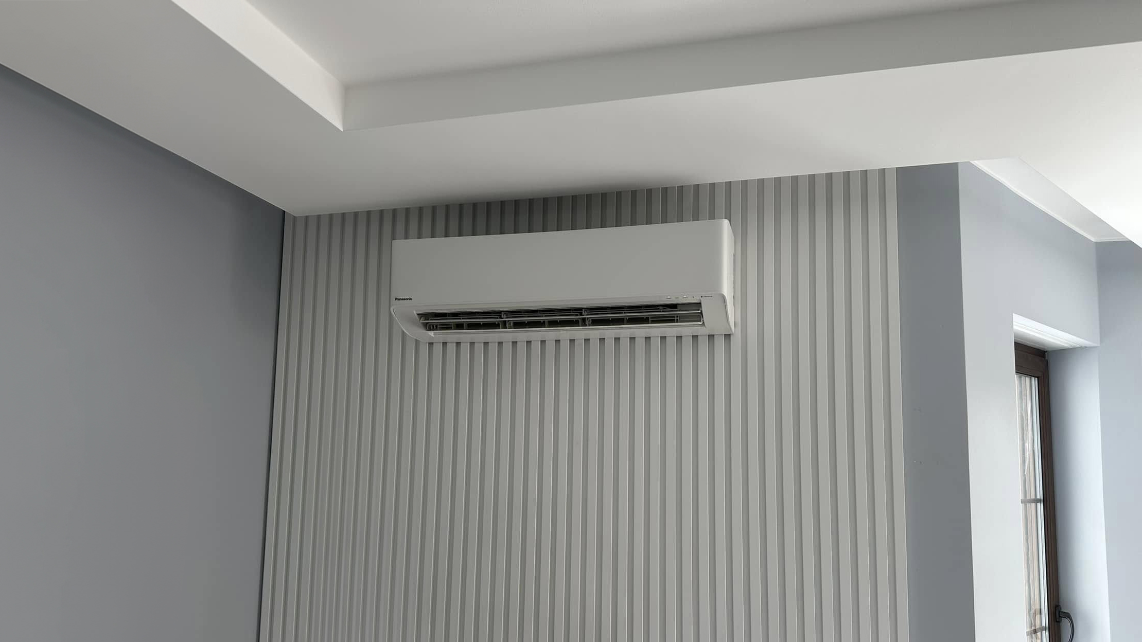 Estetycznie zamontowana jednostka klimatyzacji