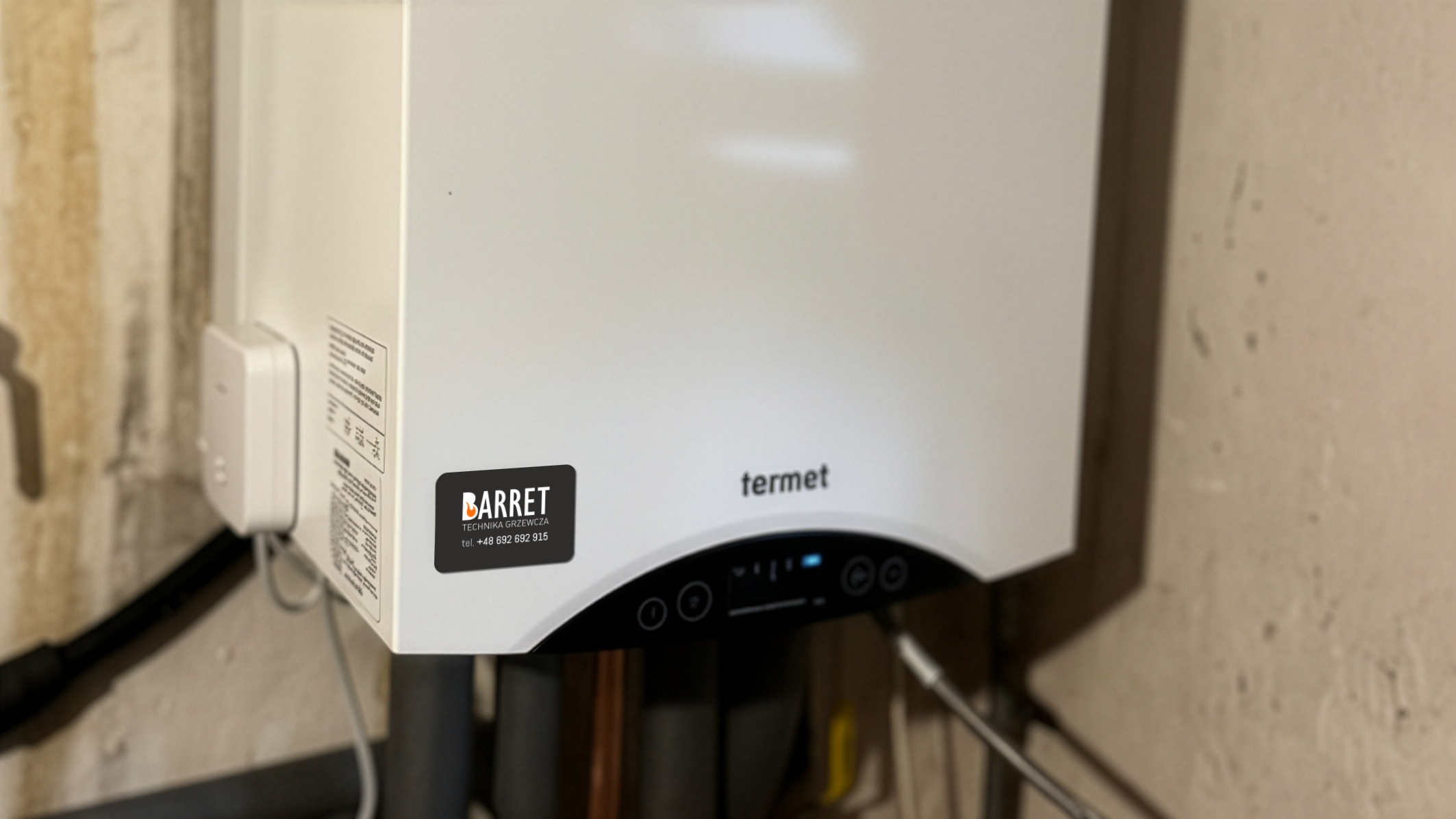 Technik serwisujący pompę ciepła