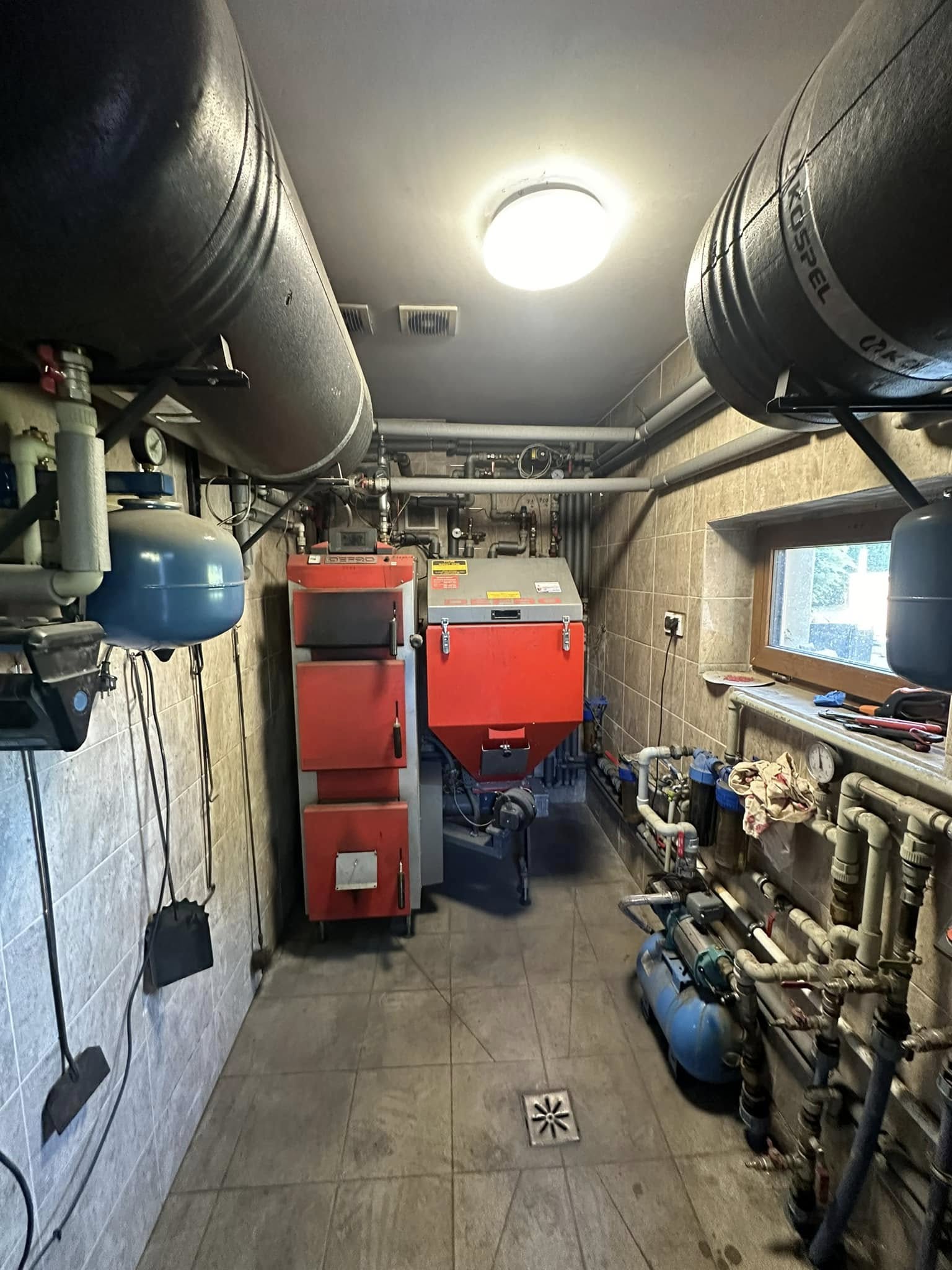 Tło przedstawiające starą kotłownię przed modernizacją